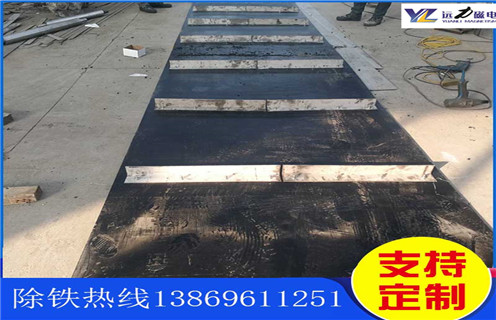 不銹鋼除鐵器皮帶廠家服務(wù)湖南皮帶懸掛式除鐵器，除鐵器卸鐵皮帶主要是安裝在各個(gè)型號(hào)的電磁、永磁自卸式除鐵器上，當(dāng)輸料皮帶上的散狀物料經(jīng)過自卸除鐵器底部時(shí)，混雜在物料中的鐵磁性雜質(zhì)在除鐵器磁芯強(qiáng)大的磁場(chǎng)力作用下被吸附到除鐵器卸鐵皮帶上，由不停運(yùn)轉(zhuǎn)的卸鐵皮帶將吸附住的鐵雜質(zhì)刮出，卸進(jìn)集鐵箱，從而達(dá)到自動(dòng)連續(xù)除鐵的目的。無需人工清理，實(shí)現(xiàn)了自動(dòng)化除鐵。  一、不銹鋼除鐵器皮帶廠家服務(wù)湖南皮帶懸掛式除鐵器選型指南：  1.提供卸鐵皮帶準(zhǔn)確的帶寬、周長(zhǎng)及厚度。  2.了解清楚所需卸鐵皮帶為一次性成型的環(huán)帶還是帶接頭式的，其次確認(rèn)卸鐵刮板為膠條一體式刮板還是不銹鋼刮板。  注：一般情況下，除鐵器生產(chǎn)廠家在生產(chǎn)除鐵器時(shí)用的是一次性成型的環(huán)帶，但用戶在后期更換時(shí)，一次性成型的環(huán)帶不方便更換及安裝，需將除鐵器大拆大卸，套上卸鐵皮帶之后，然后重新組裝，更換非常麻煩。帶接頭式的卸鐵皮帶就很大程度上解決了這一問題，省去了拆裝除鐵器的過程，只需要將皮帶安裝之后在接頭處對(duì)接即可,省時(shí)省力，結(jié)實(shí)耐用。  二、不銹鋼除鐵器皮帶廠家服務(wù)湖南皮帶懸掛式除鐵器  除鐵器接通電源后，勵(lì)磁系統(tǒng)產(chǎn)生強(qiáng)大的磁場(chǎng)，當(dāng)輸送機(jī)械上的散狀物料經(jīng)過除鐵器下方時(shí)，混雜在物料中的鐵磁性雜物，在除鐵器磁場(chǎng)力作用下被不斷吸起(鐵磁性雜物重量為0.1-25kg)，吸附在除鐵器下表面上，當(dāng)需要除去吸附在除鐵器上的鐵磁性雜物時(shí)，可將除鐵器移至集鐵箱上方，切斷勵(lì)磁電源設(shè)備磁場(chǎng)消失，鐵磁性雜物在重力作用下掉入集鐵箱中。