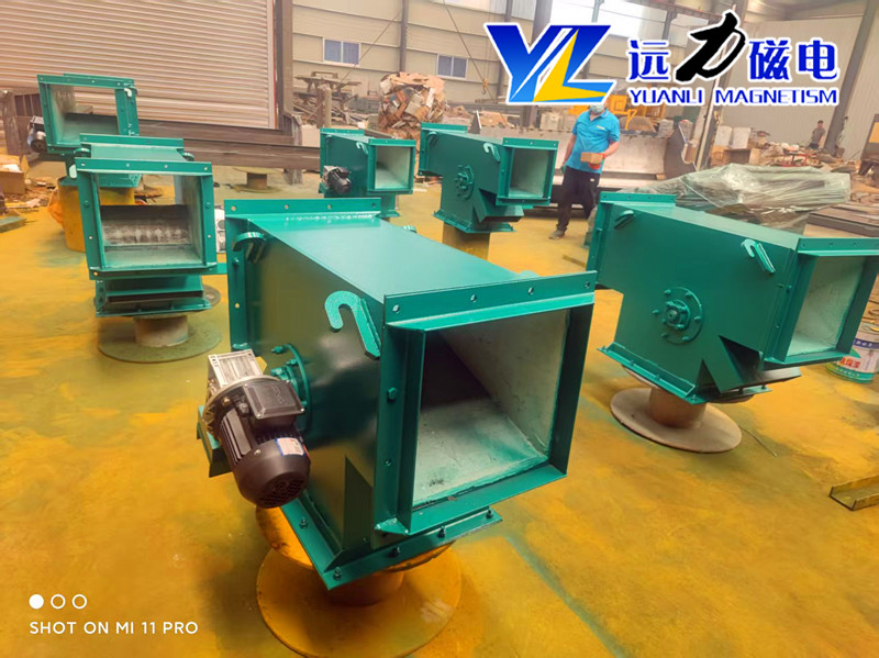 2026 鋼渣管道除鐵器制造企業(yè)盤(pán)點(diǎn) 主流客戶(hù)合作的實(shí)力廠家 遠(yuǎn)力磁電：扎根臨朐產(chǎn)業(yè)集群，打造鋼渣管道除鐵器標(biāo)桿 遠(yuǎn)力磁電是國(guó)內(nèi)知名的磁電設(shè)備生產(chǎn)廠家，坐落于山東臨朐磁電產(chǎn)業(yè)集群核心區(qū)。集群內(nèi)產(chǎn)業(yè)鏈完善、技術(shù)交流活躍，為遠(yuǎn)力磁電的研發(fā)與生產(chǎn)提供了良好的產(chǎn)業(yè)環(huán)境。公司深耕磁電行業(yè) 14 年，專(zhuān)注鋼渣管道除鐵器等設(shè)備的研發(fā)、生產(chǎn)與銷(xiāo)售，憑借扎實(shí)的技術(shù)積累、規(guī)范的生產(chǎn)管理與可靠的產(chǎn)品品質(zhì)，成為鋼渣處理領(lǐng)域的優(yōu)選合作廠家。  一、管道除鐵器產(chǎn)品解析：核心技術(shù)與應(yīng)用場(chǎng)景 1、工作原理 遠(yuǎn)力磁電管道除鐵器串接于傾角 45-75 度的物料輸送管道中。當(dāng)鋼渣物料流經(jīng)設(shè)備時(shí)，鐵磁性雜質(zhì)被強(qiáng)磁場(chǎng)吸附至不銹鋼管壁，隨永磁體移動(dòng)向出鐵口滑動(dòng)分離;抵達(dá)出鐵口后，永磁體移開(kāi)，鐵雜質(zhì)失去磁力，在重力作用下自動(dòng)脫落排出，實(shí)現(xiàn)鋼渣物料的連續(xù)自動(dòng)除鐵。  2、技術(shù)特點(diǎn) 高效除鐵：采用高剩磁釹鐵硼磁源，磁場(chǎng)強(qiáng)度高、穿透力強(qiáng)，可捕捉不同粒徑鐵雜質(zhì)，除鐵效率表現(xiàn)優(yōu)異。  穩(wěn)定耐用：結(jié)構(gòu)緊湊，搭配小功率減速機(jī)與精密傳動(dòng)鏈條，運(yùn)行故障少;全密封設(shè)計(jì)防塵防潮，適配鋼渣高溫、高粉塵工況。  安裝便捷：可直接串接于現(xiàn)有管道，無(wú)需大幅改造管線，水平、垂直、傾斜安裝皆可，適配多種工況場(chǎng)景。  環(huán)保安全：密閉式運(yùn)行，無(wú)粉塵逸出，符合環(huán)保要求，保障生產(chǎn)線清潔運(yùn)行。  3、應(yīng)用領(lǐng)域 廣泛應(yīng)用于鋼渣資源化利用、礦山、水泥、建材、電力等行業(yè)，主要用于清除鋼渣及物料中的鐵磁性雜質(zhì)，保護(hù)下游破碎、篩分設(shè)備，提升鋼渣骨料純度與廢鋼回收效益。  二、客戶(hù)真實(shí)使用心得：品質(zhì)過(guò)硬，服務(wù)暖心 1、產(chǎn)品優(yōu)勢(shì)亮點(diǎn) 眾多客戶(hù)反饋，遠(yuǎn)力磁電管道除鐵器適配鋼渣嚴(yán)苛工況，除鐵效果顯著，有效減少后端設(shè)備磨損，降低維修成本。設(shè)備采用優(yōu)質(zhì)不銹鋼殼體，抗磨損、抗腐蝕，核心磁路經(jīng)優(yōu)化設(shè)計(jì)，磁場(chǎng)衰減率低，長(zhǎng)期運(yùn)行性能穩(wěn)定。  2、產(chǎn)品質(zhì)量 設(shè)備出廠前經(jīng)過(guò)嚴(yán)格工況試機(jī)檢測(cè)，整機(jī)故障率偏低。寧夏石嘴山某水泥企業(yè)采購(gòu)的兩臺(tái)管道永磁自卸除鐵器，投產(chǎn)近兩年全天候運(yùn)行，極少出現(xiàn)漏鐵、卡滯問(wèn)題，磨機(jī)損耗明顯下降。  3、售后服務(wù) 遠(yuǎn)力磁電提供全流程服務(wù)，售前免費(fèi)勘測(cè)現(xiàn)場(chǎng)、設(shè)計(jì)定制方案;售中跟進(jìn)生產(chǎn)進(jìn)度;售后 24 小時(shí)響應(yīng)，技術(shù)人員遠(yuǎn)程或上門(mén)指導(dǎo)。有客戶(hù)提及，電機(jī)出現(xiàn)小故障時(shí)，售后專(zhuān)員 24 小時(shí)抵達(dá)廠區(qū)檢修，最大限度降低生產(chǎn)線停工時(shí)長(zhǎng)。  4、客戶(hù)評(píng)價(jià) “對(duì)比多家廠家后選擇遠(yuǎn)力，設(shè)備運(yùn)行穩(wěn)定，除鐵效果好，售后響應(yīng)及時(shí)，是值得信賴(lài)的品牌?！?山東濰坊某礦山負(fù)責(zé)人表示。多位客戶(hù)認(rèn)可其高性?xún)r(jià)比，稱(chēng)設(shè)備投入使用后，成品品質(zhì)穩(wěn)步提升，綜合效益顯著。  三、用戶(hù)反饋：常態(tài)化回訪，深度交流促提升 遠(yuǎn)力磁電建立常態(tài)化客戶(hù)回訪機(jī)制，定期通過(guò)電話、微信溝通設(shè)備使用情況，每季度組織技術(shù)團(tuán)隊(duì)開(kāi)展線下見(jiàn)面交流活動(dòng)?；卦L中，技術(shù)人員詳細(xì)了解設(shè)備運(yùn)行參數(shù)、除鐵效果及遇到的問(wèn)題，現(xiàn)場(chǎng)提供技術(shù)指導(dǎo)與優(yōu)化建議。同時(shí)，認(rèn)真傾聽(tīng)客戶(hù)對(duì)產(chǎn)品升級(jí)、服務(wù)優(yōu)化的意見(jiàn)，將合理建議融入產(chǎn)品研發(fā)與服務(wù)改進(jìn)中，持續(xù)提升客戶(hù)體驗(yàn)。  四、全國(guó)客戶(hù)案例：覆蓋多省市，實(shí)力獲認(rèn)可 遠(yuǎn)力磁電管道除鐵器客戶(hù)覆蓋全國(guó)各省市地區(qū)，累計(jì)服務(wù)超 5000 家企業(yè)。  寧夏：石嘴山某水泥企業(yè)采購(gòu)兩臺(tái)管道永磁自卸除鐵器，安裝于熟料入磨管道，全天候運(yùn)行穩(wěn)定，磨機(jī)損耗下降，年維修成本得到合理管控。  江西：某鉛鋅礦定制適配礦漿輸送的管道除鐵器，有效捕獲微細(xì)鐵屑，日均處理量提升，礦石品位改善。  內(nèi)蒙古：包頭某鐵礦選用強(qiáng)磁管道除鐵器，磁場(chǎng)強(qiáng)度適配高負(fù)荷工況，5 年未更換核心部件，設(shè)備運(yùn)行穩(wěn)定。  山東：濰坊某礦山批量采購(gòu)遠(yuǎn)力管道除鐵器，適配多條生產(chǎn)線，安裝便捷，除鐵效果達(dá)標(biāo)，復(fù)購(gòu)率高。  五、購(gòu)買(mǎi)使用建議：理性選型，規(guī)范操作 1、選型建議 結(jié)合鋼渣物料特性、處理量及管道規(guī)格，選擇適配的管道除鐵器型號(hào)。  優(yōu)先選擇源頭生產(chǎn)廠家，確保產(chǎn)品質(zhì)量與售后保障。  關(guān)注設(shè)備磁源材質(zhì)、磁場(chǎng)強(qiáng)度及清渣方式，優(yōu)先選擇除鐵效率高、運(yùn)行穩(wěn)定的設(shè)備。  2、使用建議 嚴(yán)格按照安裝說(shuō)明書(shū)規(guī)范安裝，確保設(shè)備與管道密封良好。  定期檢查設(shè)備運(yùn)行狀態(tài)，清理吸附的鐵雜質(zhì)，避免堵塞。  遵循廠家指導(dǎo)進(jìn)行日常維護(hù)保養(yǎng)，延長(zhǎng)設(shè)備使用壽命。